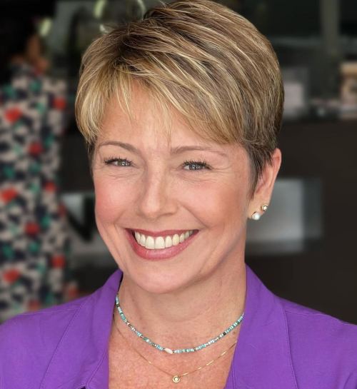 Neat Short Layered Hairstyle With Blonde Highlights