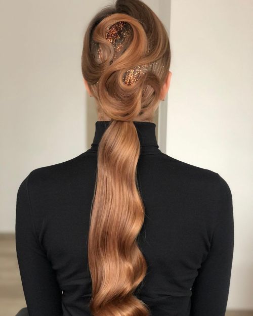 Hairstyle With Large Twists Put on a Glitter Hair Gel