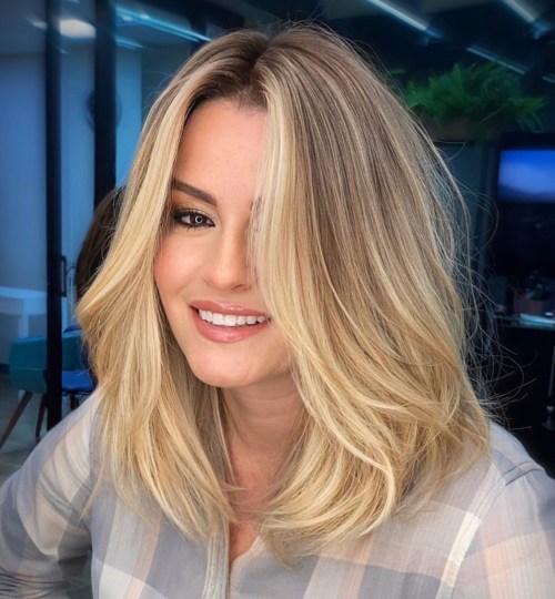 40+ Soft Medium Hairstyle with Layered Ends